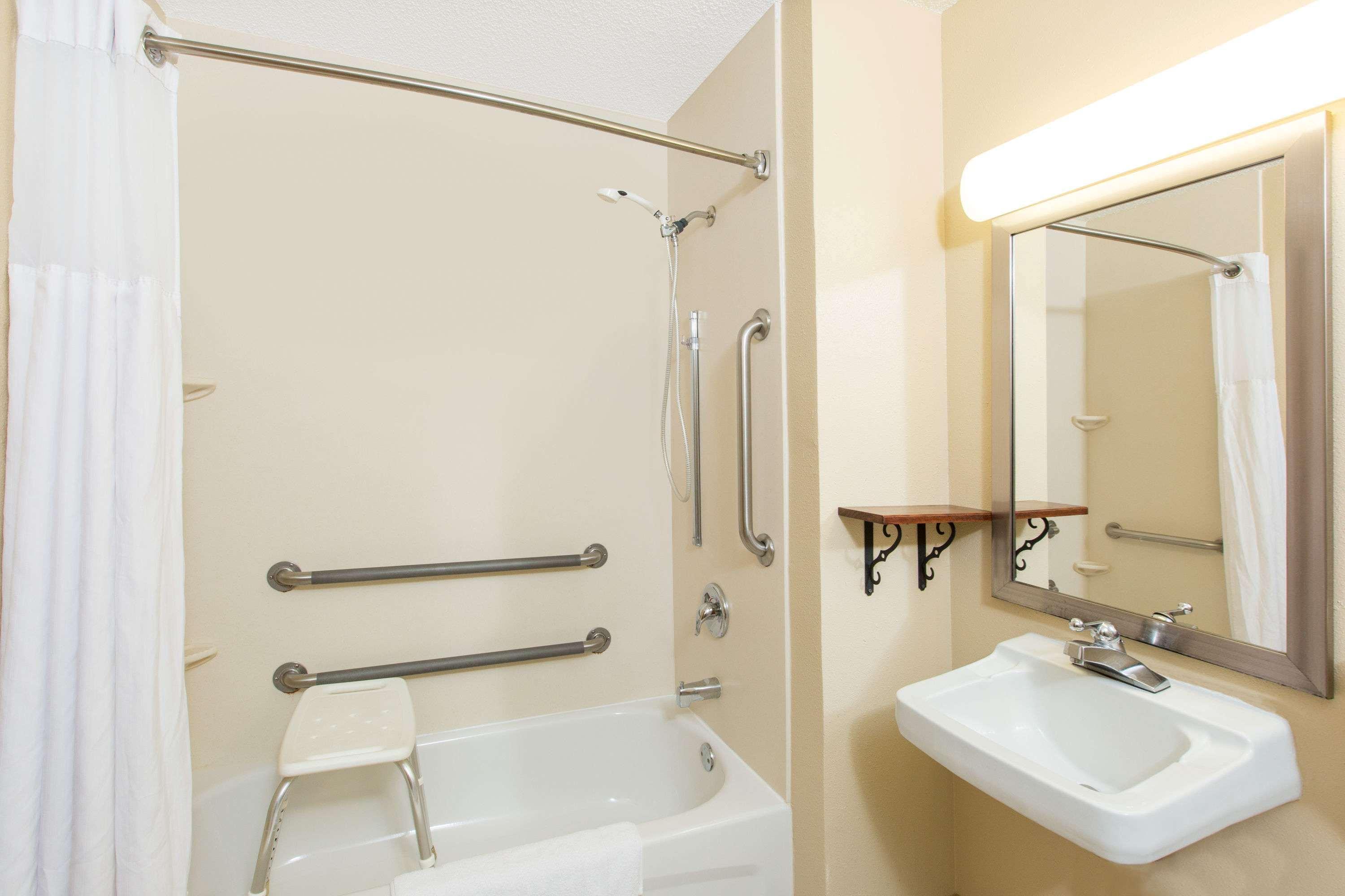 Super 8 By Wyndham Fairmont Hotel Luaran gambar