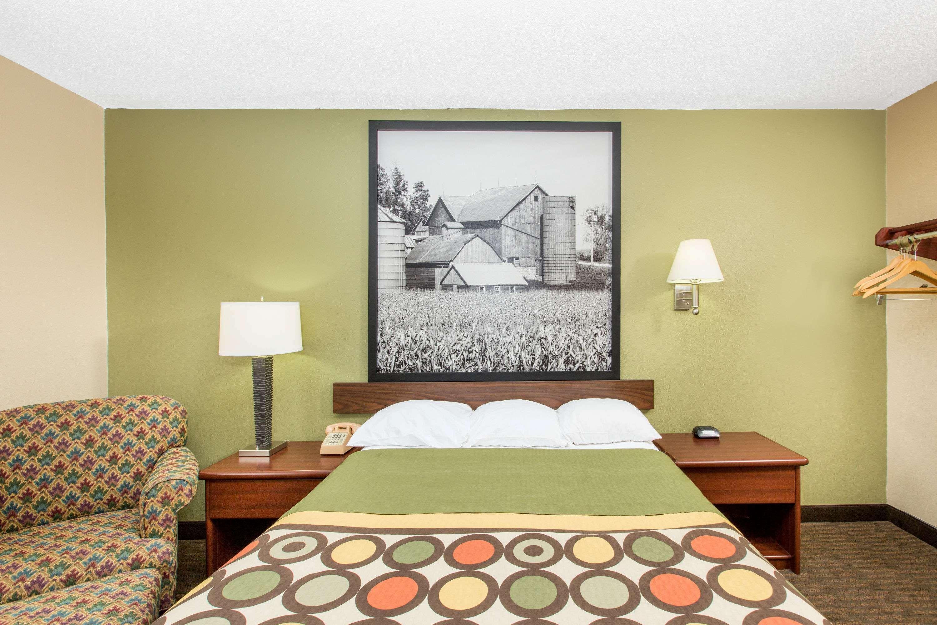 Super 8 By Wyndham Fairmont Hotel Luaran gambar