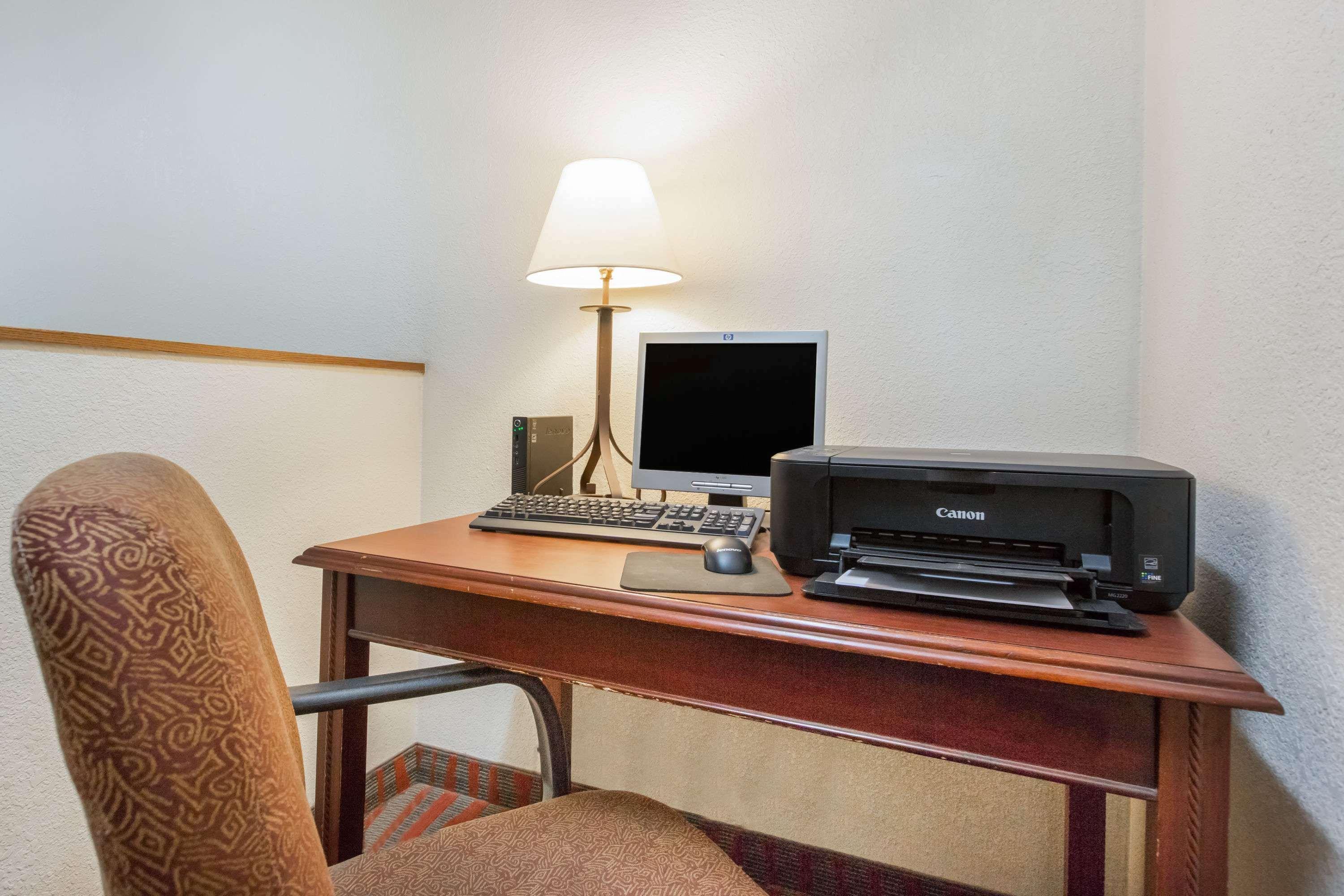 Super 8 By Wyndham Fairmont Hotel Luaran gambar
