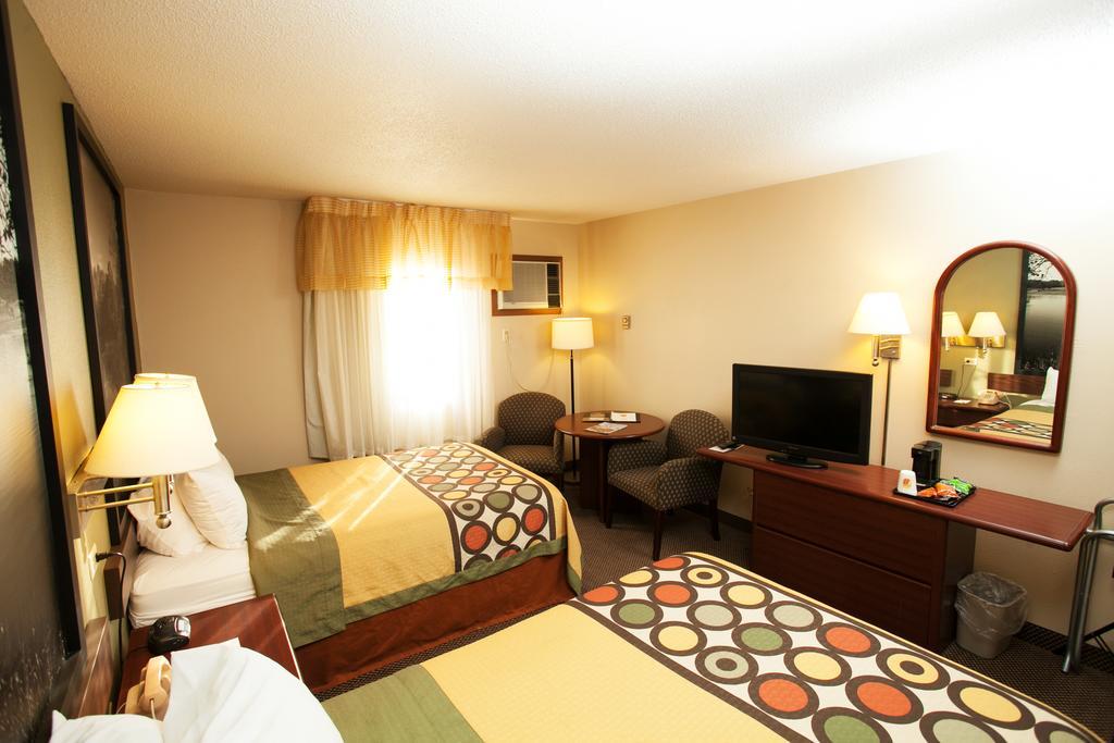 Super 8 By Wyndham Fairmont Hotel Luaran gambar