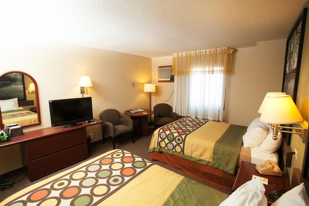 Super 8 By Wyndham Fairmont Hotel Luaran gambar