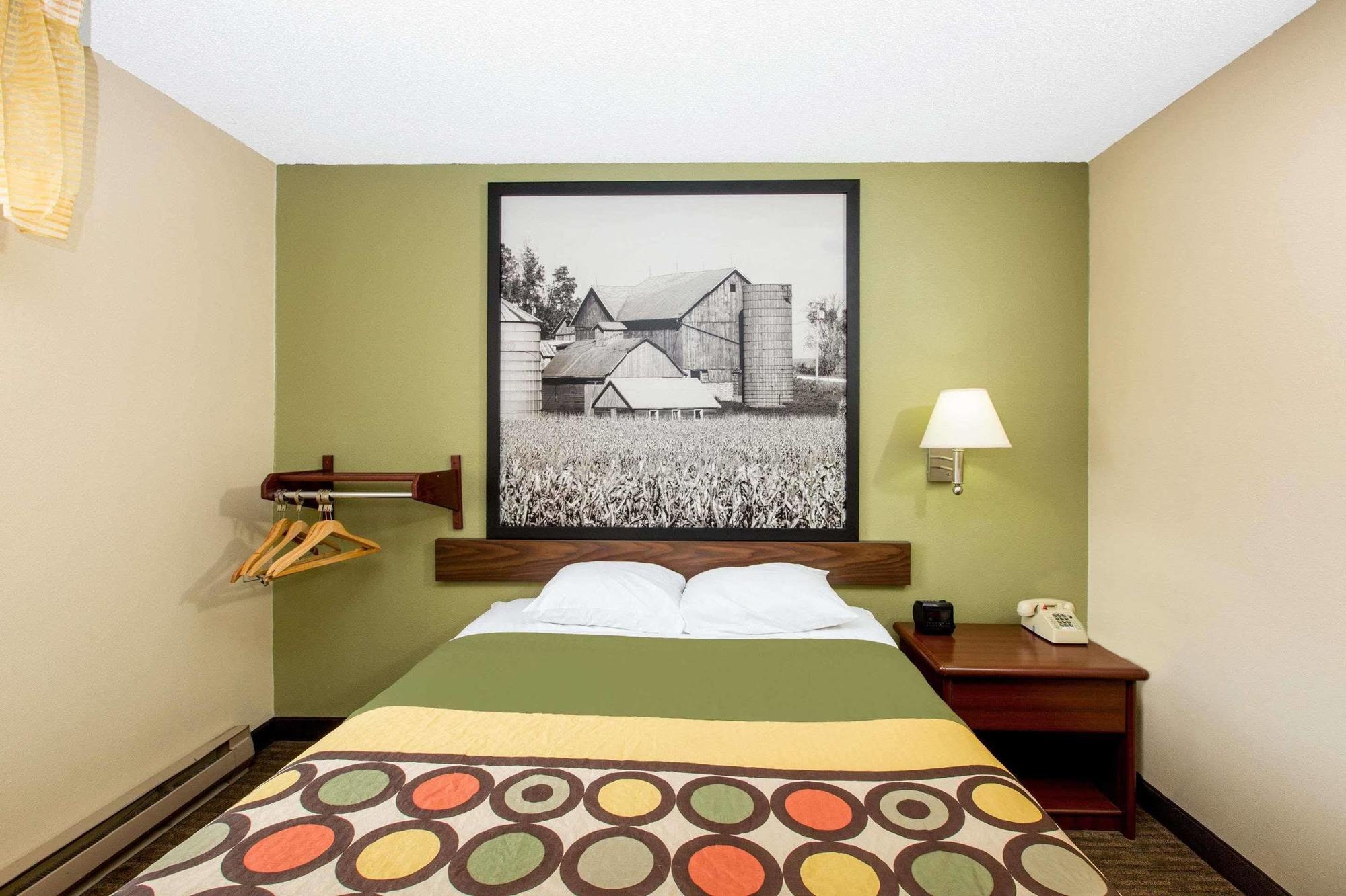 Super 8 By Wyndham Fairmont Hotel Luaran gambar